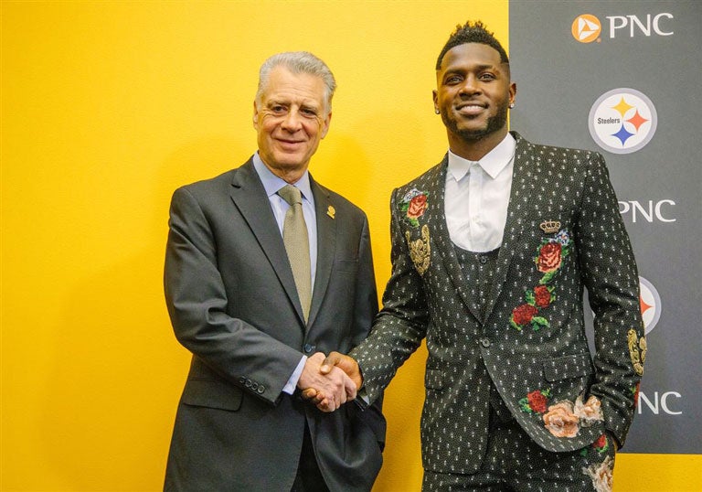 Antonio Brown saluda a Art Rooney II, dueño de los Steelers