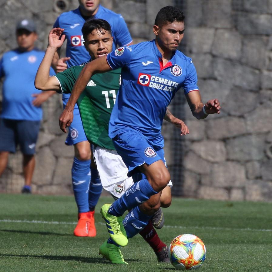 Orbelín Pineda conduce el balón durante el amistoso vs la Sub 20