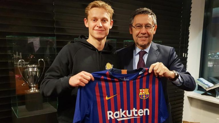 Frenkie de Jong se toma foto con Josep Maria Bartomeu