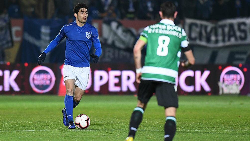 Antonio Briseño en partido con el Feirense 