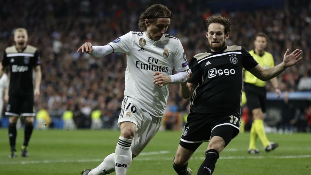 Modric disputa un balón con Daley Blind