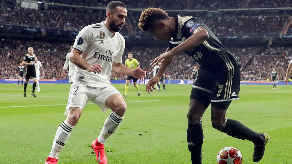 Dani Carvajal y David Neres disputan un balón