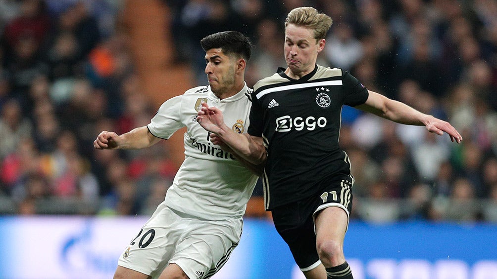 Frenkie de Jong aguanta la marca de Marco Asensio 