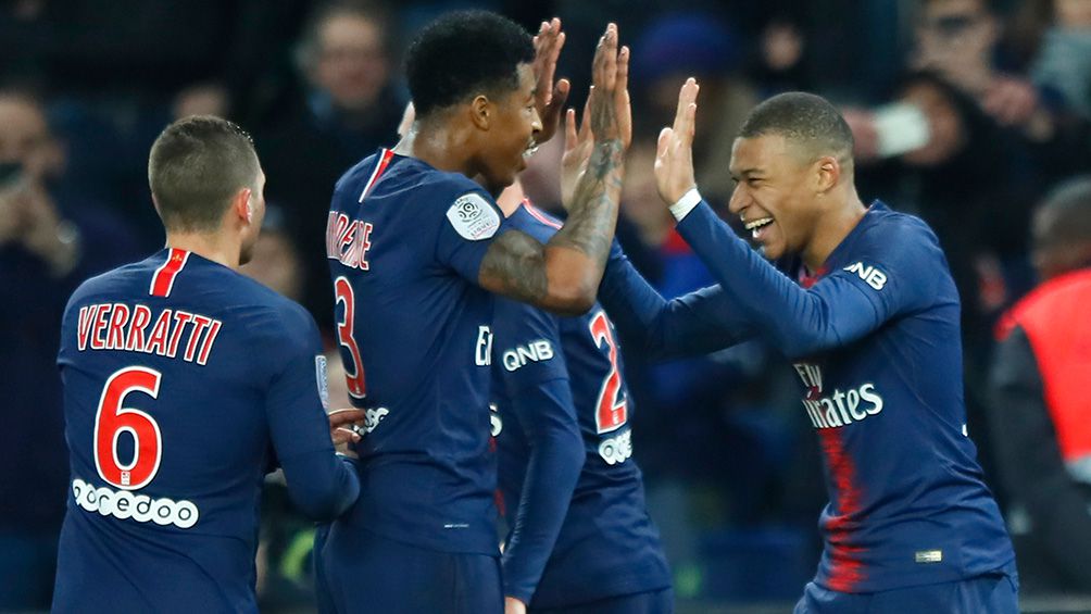  Kylian Mbappe festeja un gol con sus compañeros de PSG