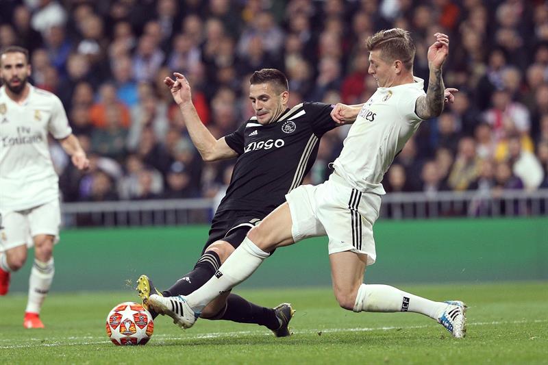 Kroos disputan un balón con Dusan Tadic