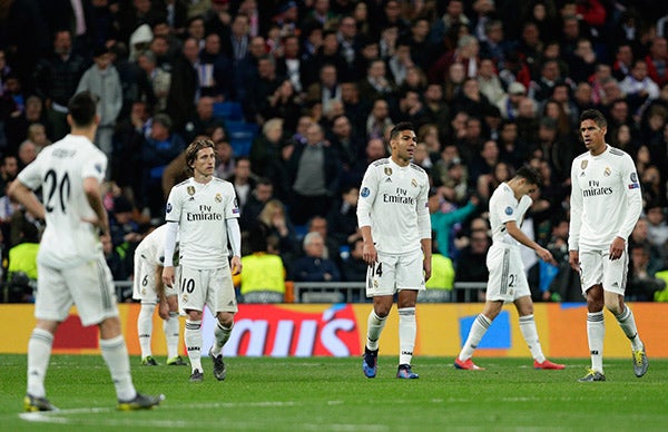 Los jugadores del Real Madrid se lamentan tras caer contra Ajax