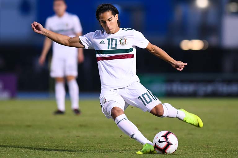 Diego Lainez en un partido con la Selección Mexicana