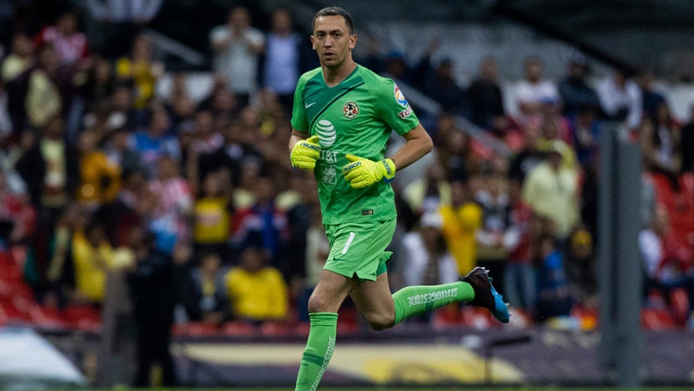 Marchesín corre durante el juego contra Necaxa