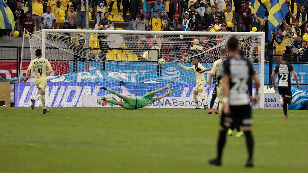 Momento en que cae el gol del Necaxa tras el error de Marchesín