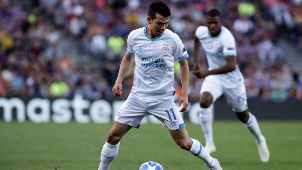 Lozano durante partido contra Barcelona en Champions 