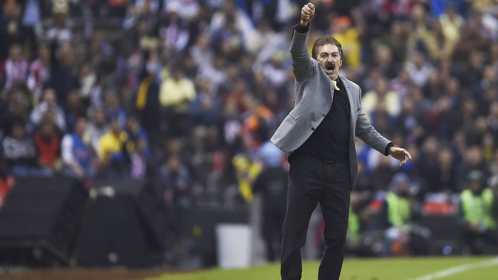 La Volpe durante un encuentro en el Estadio Azteca 