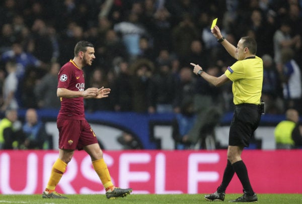 Cuneyt Çakir le saca la amarilla a Alessandro Florenzi 