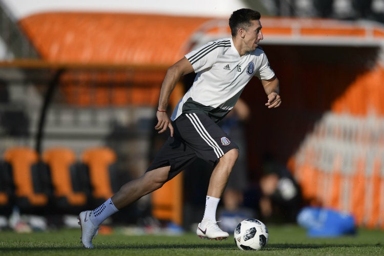 Herrera conduce el balón en un entrenamiento con el Tri