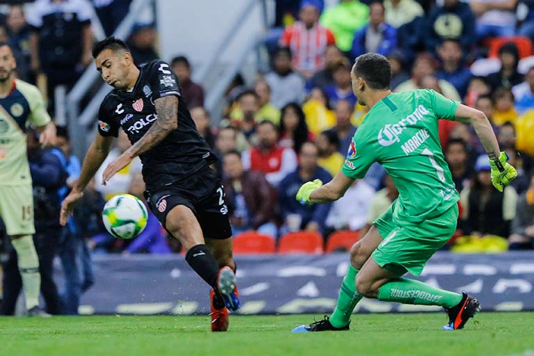 Marchesín estrelló la pelota en Rodrigo Contreras y eso derivó en el gol de Brian Fernández