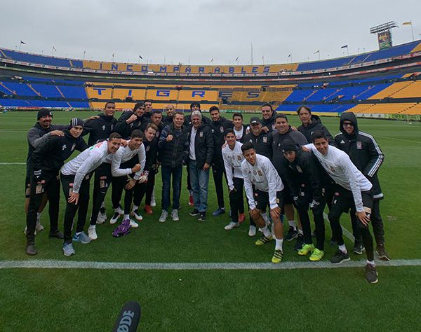 Chávez González con el plantel de Tigres