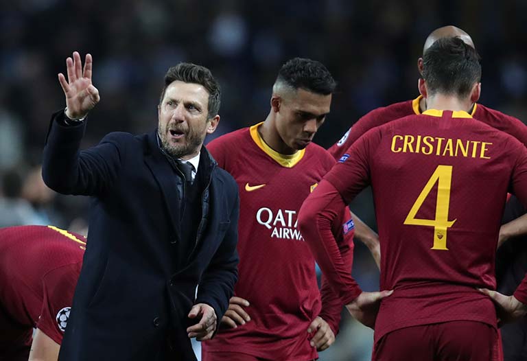 Eusebio Di Francesco da indicaciones a sus jugadores