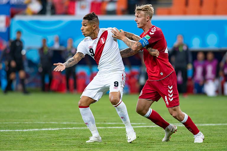 Paolo Guerrero en un partido con Perú