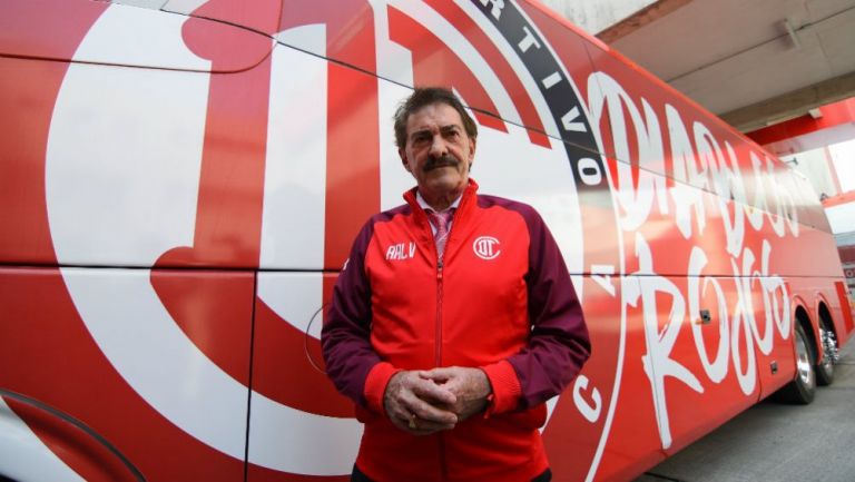 La Volpe durante su presentación con los DiablosRojos