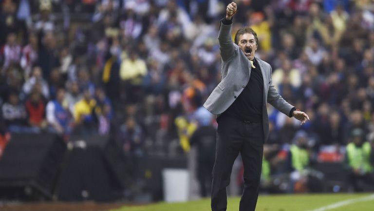 La Volpe da indicaciones durante un encuentro en el Estadio Azteca