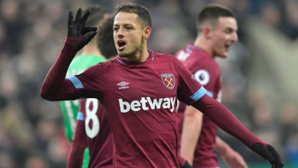 Chicharito celebra un gol con el West Ham 