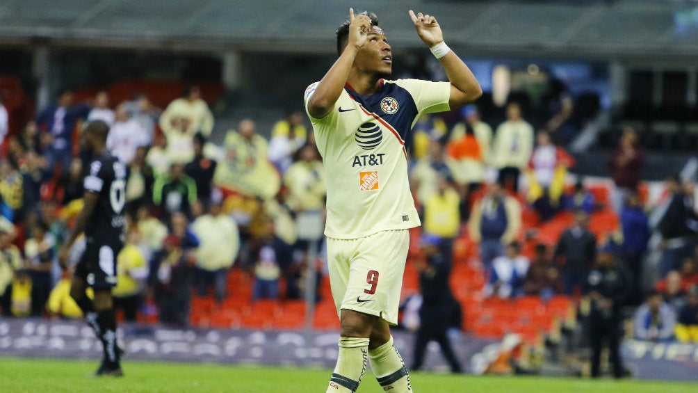 Roger Martínez celebra anotación con América 