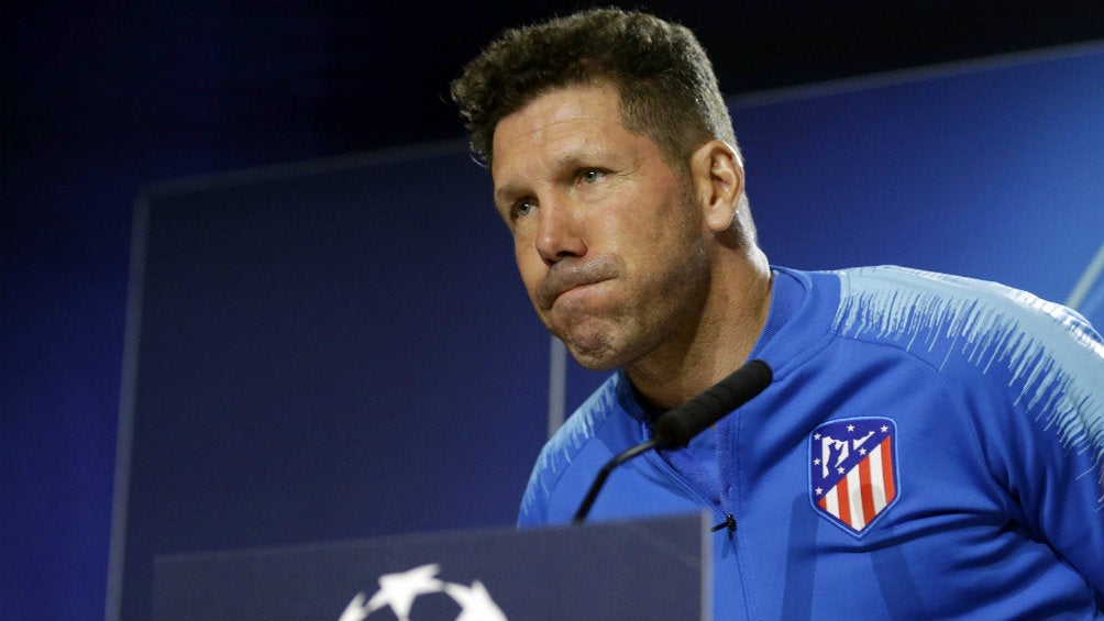 Diego Simeone se lamenta durante conferencia de prensa