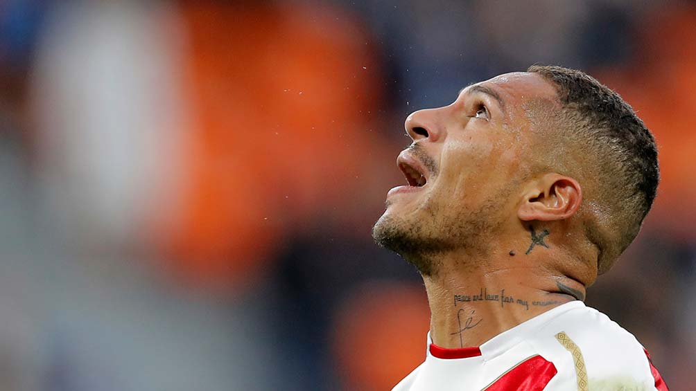 Paolo Guerrero lamenta una acción con la selección de Perú