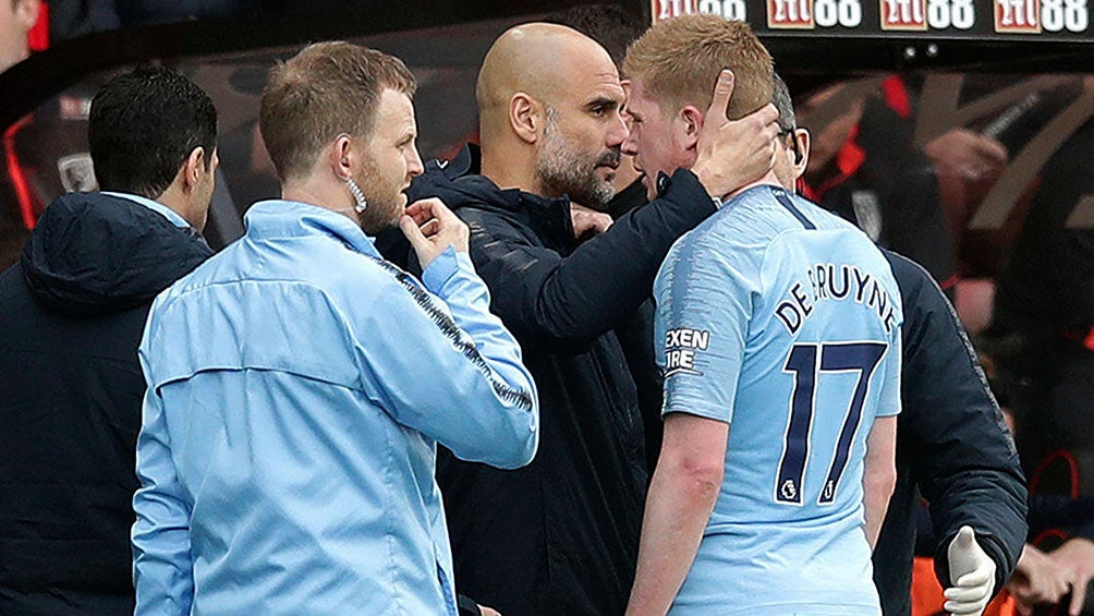 Pep Guardiola habla con De Bruyne en juego del City