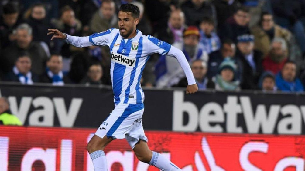 Reyes conduce a máxima velocidad un balón en partido del Leganés 