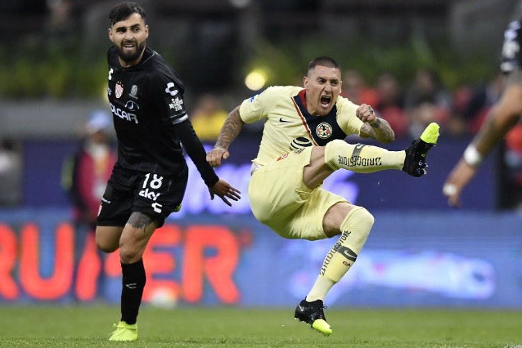 Nicolás Castillo remata ante Gallegos del Necaxa