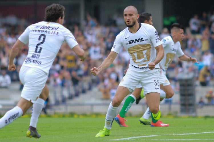 Carlos González celebra acción de Mozo