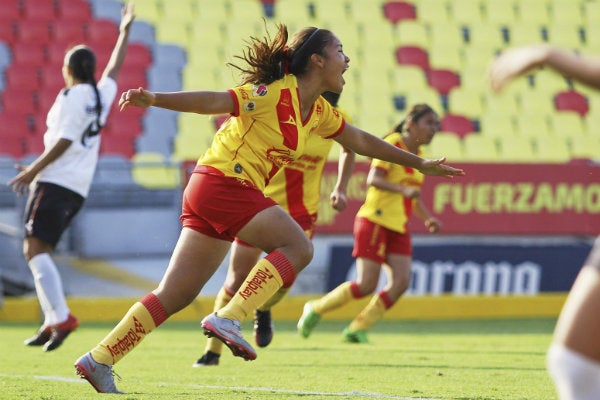 Layla García en festejo de gol con Monarcas