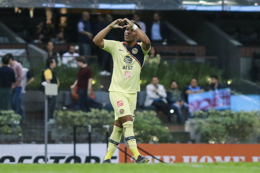 Martínez hace un corazón para celebrar un gol con el América 