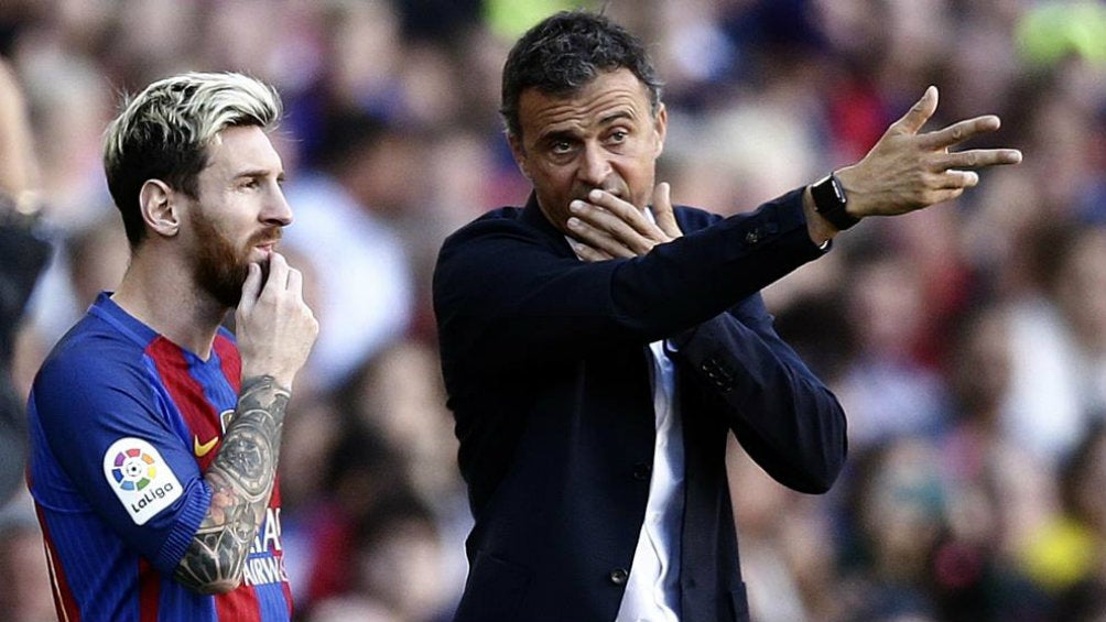 Luis Enrique le da instrucciones a Messi 