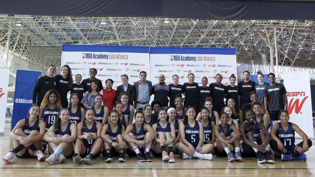 Jugadoras posan para la cámara