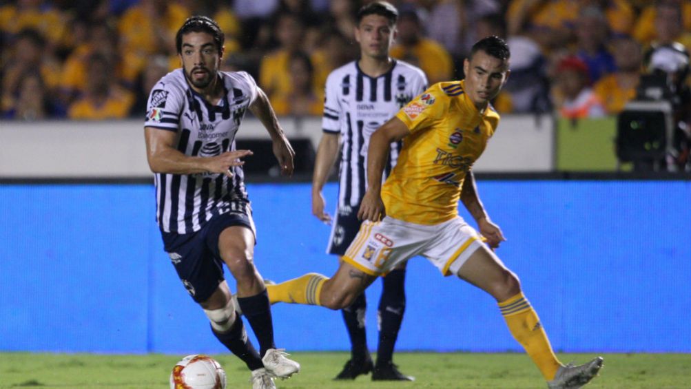 Rodolfo Pizarro conduce el balón ante la marca de Lucas Zelarayán