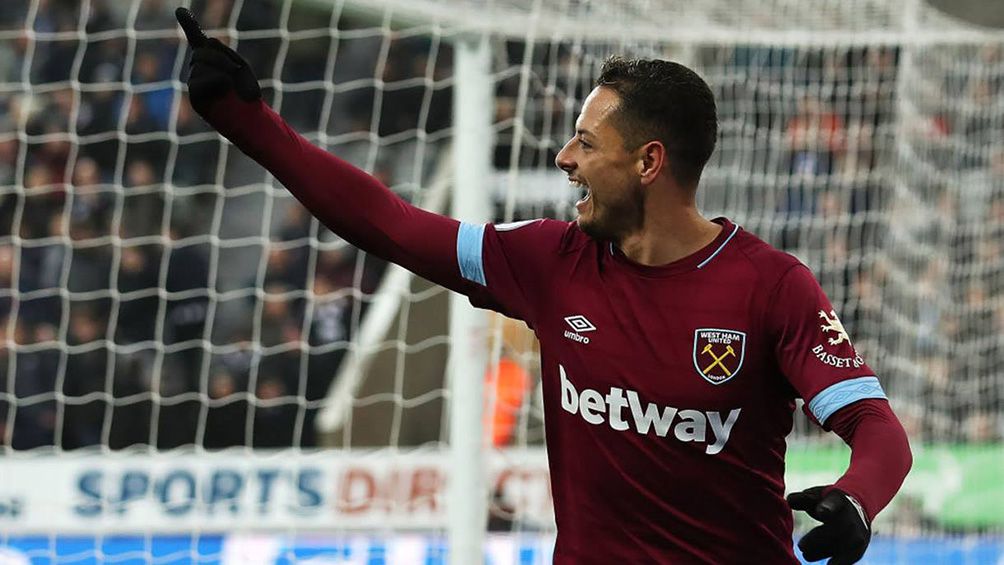 Chicharito Hernández en partido con West Ham