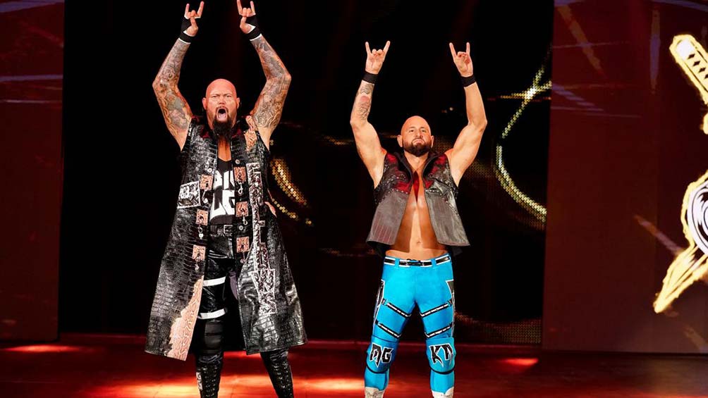 Luke Gallows y Karl Anderson hacen su entrada al ring