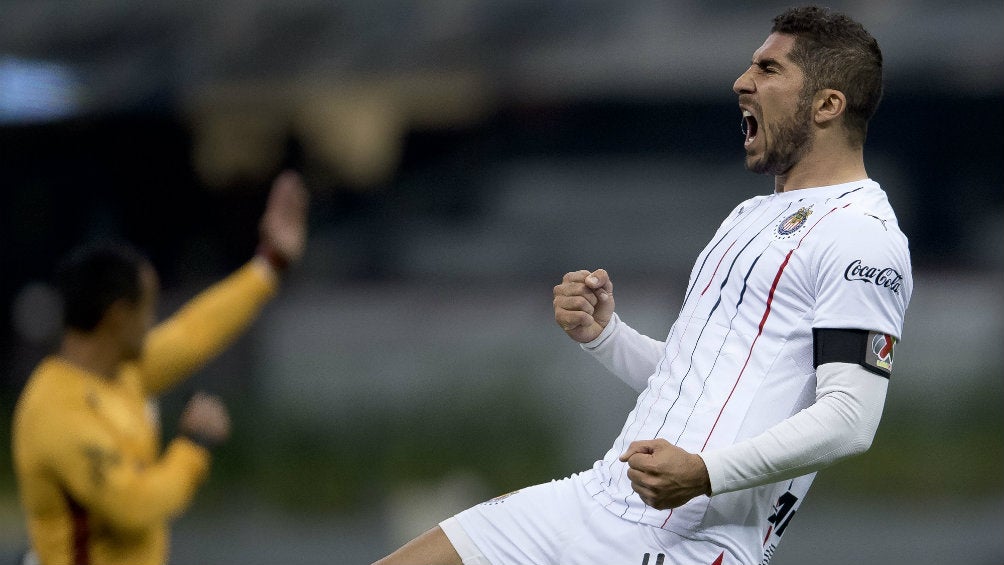 Jair Pereira festeja un gol con Chivas