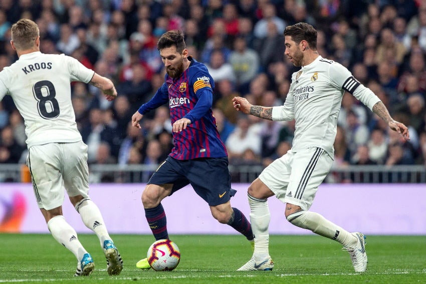 Messi conduce el balón ante la marca de Ramos y Kroos 