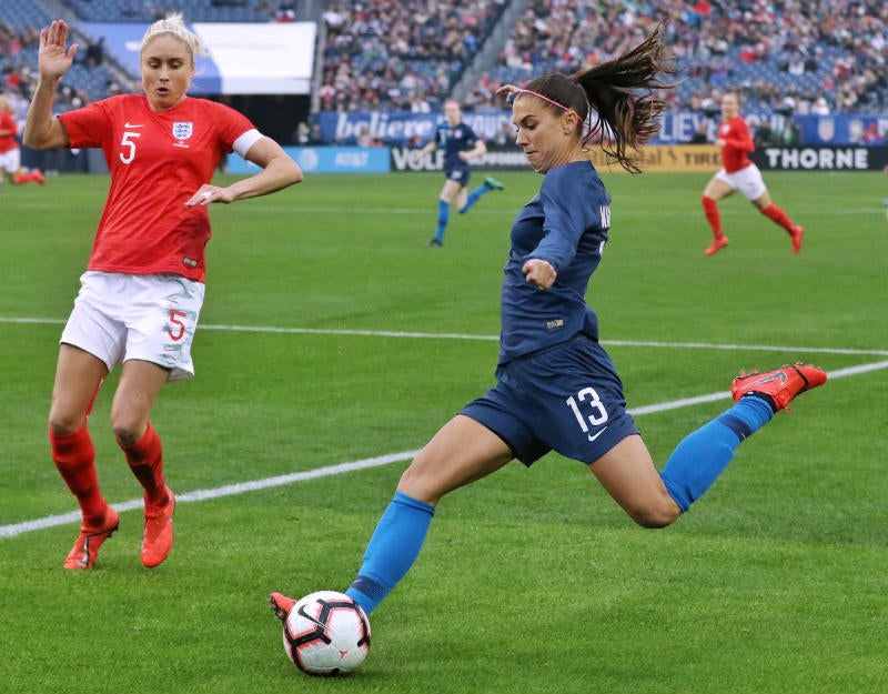 Alex Morgan durante un partido contra Inglaterra