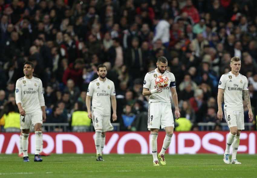 Jugadores del Madrid se retiran al vestidor tras derrota contra el Ajax 