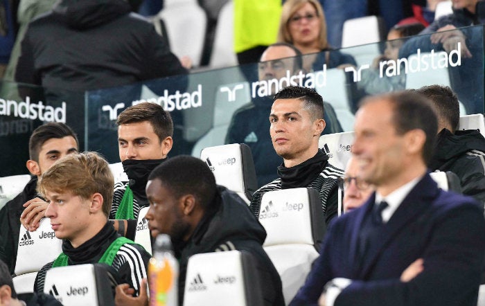 Dybala y CR7 observan el juego desde la zona de bancas