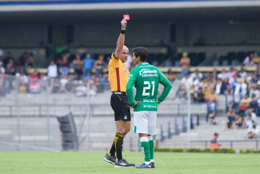 Chacón expulsa a Macías del terreno de juego 