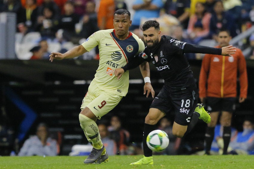 Roger Martínez pelea por el balón en partido de Liga MX 