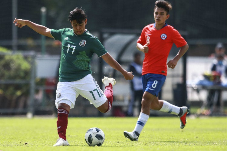 Efraín Álvarez remata en un duelo con el Tri Sub 17