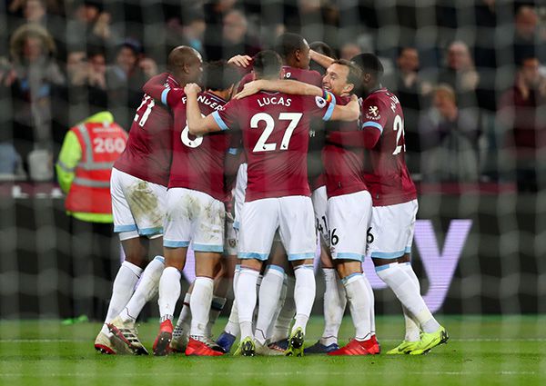 Jugadores de West Ham festejan un gol 