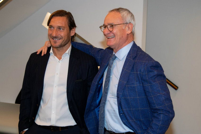 Ranieri abraza a Totti en su presentación como técnico 