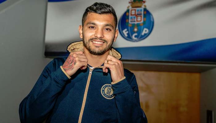 Tecatito Corona con la chamarra del Porto 