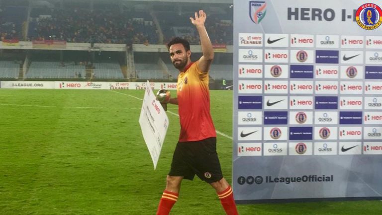 Enrique Esqueda después de un partido con el East Bengal